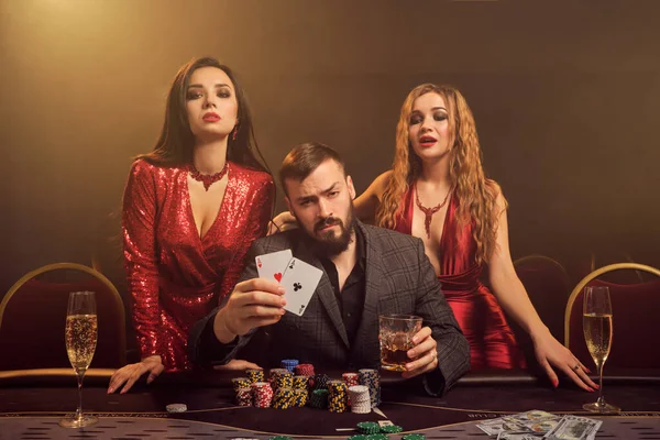 Dos Mujeres Atractivas Hombre Guapo Están Jugando Póquer Casino Están — Foto de Stock