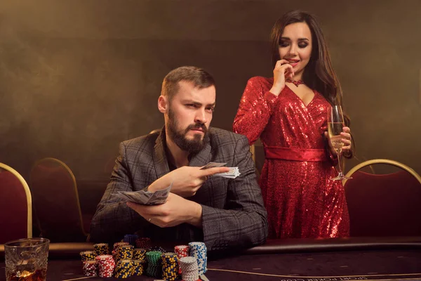 Hezký Muž Nádherná Žena Hrají Poker Kasinu Mladí Lidé Vypadají — Stock fotografie