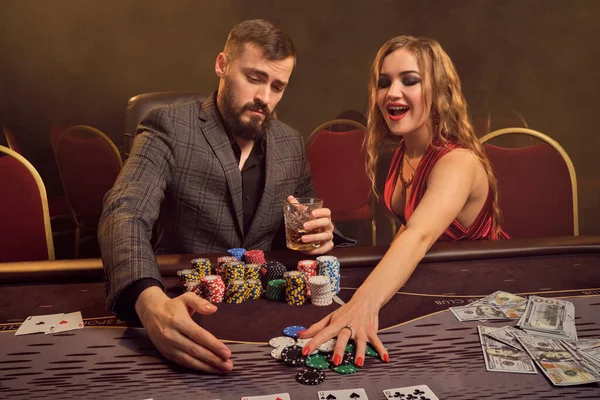 Amantes Ricos Divertidos Están Jugando Póquer Casino Los Jóvenes Alegran — Foto de Stock