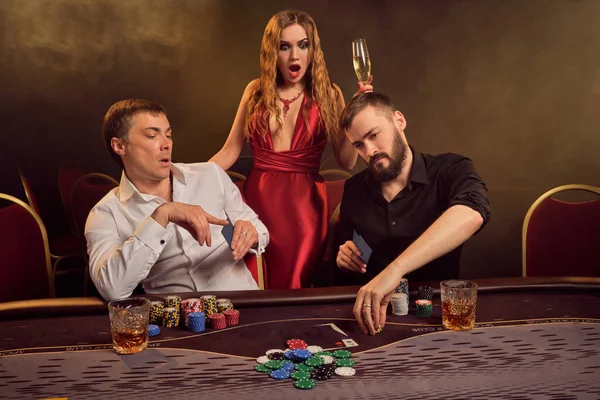 Gruppe junger reicher Freunde pokert in einem Casino. — Stockfoto