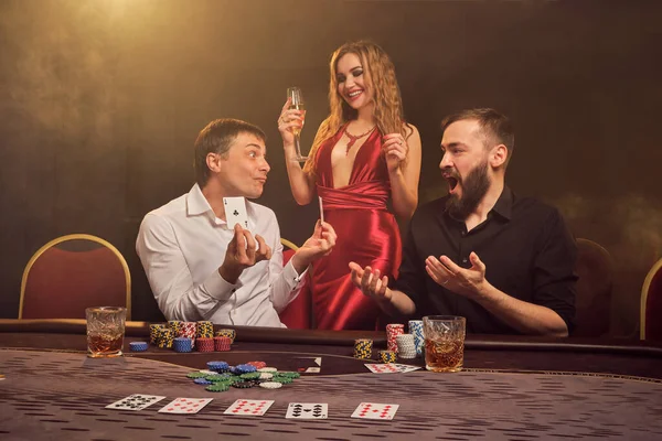 Gruppe junger reicher Freunde pokert in einem Casino. — Stockfoto