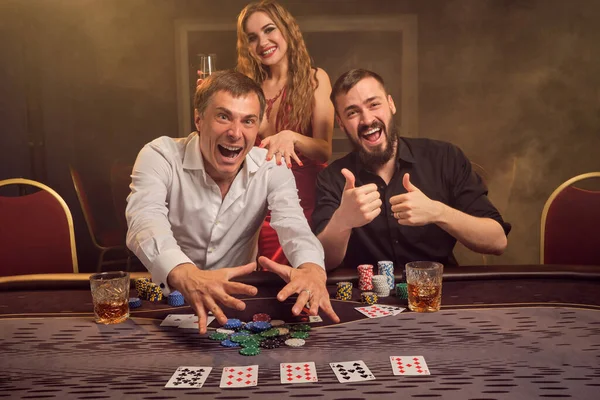 Grupo Pessoas Jogando Poker Com Cartas Mesa Com Bebidas Dinheiro