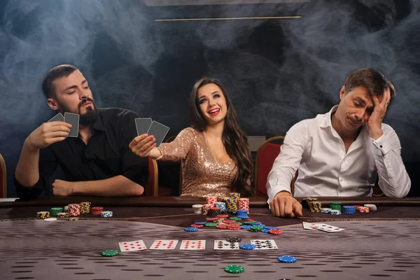 Gruppe junger reicher Freunde pokert im Casino. — Stockfoto