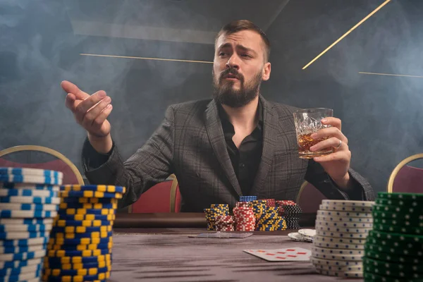 Hombre Majestuosamente Barbudo Traje Gris Clásico Está Jugando Póquer Casino — Foto de Stock