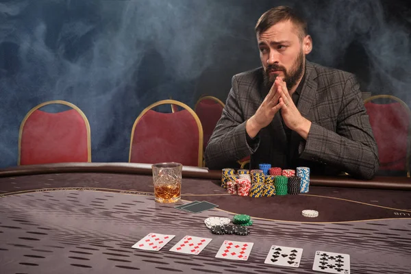 Statiskt Skäggig Kille Klassisk Grå Kostym Spelar Poker Casino Rök — Stockfoto