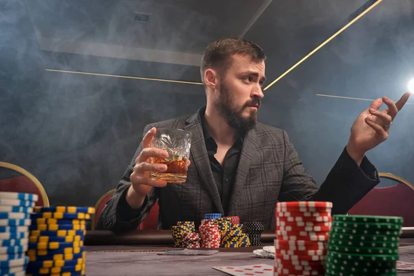 Умный Бородатый Парень Классическом Сером Костюме Играет Покер Казино Дыму — стоковое фото