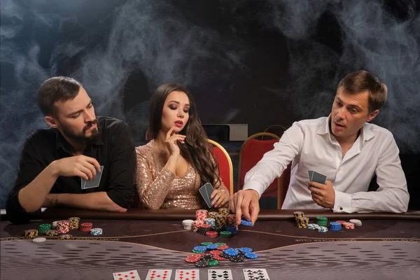 Företag Spelande Sanna Vänner Spelar Poker Kasino Rök Sitter Vid — Stockfoto