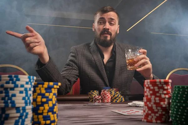 Smart Skäggig Hane Klassisk Grå Kostym Spelar Poker Casino Rök — Stockfoto