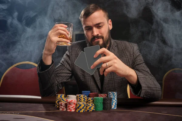 Brunett Skäggig Man Klassisk Grå Jacka Spelar Poker Kasino Rök — Stockfoto