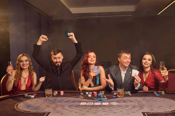 Optimističtí Partneři Hrají Poker Kasinu Oslavují Své Vítězství Usmívají Vypadají — Stock fotografie