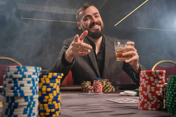 Athletic Skäggig Person Klassisk Grå Kostym Spelar Poker Kasino Rök — Stockfoto