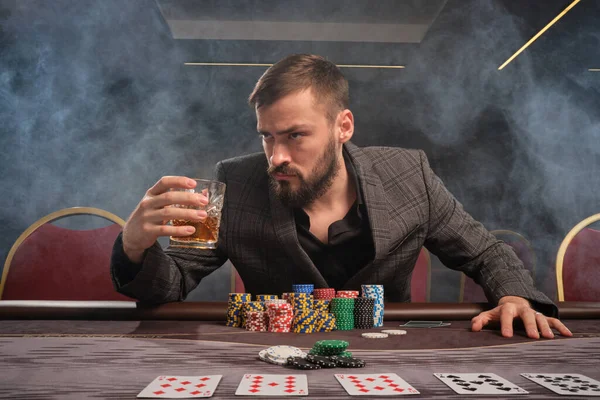 Snygg Skäggig Person Klassisk Grå Kostym Spelar Poker Casino Rök — Stockfoto