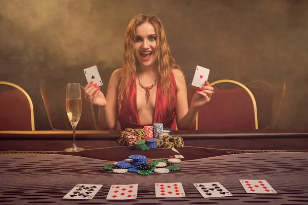 Menina Sedutora Com Cabelo Encaracolado Longo Maquiagem Perfeita Vestida Com — Fotografia de Stock