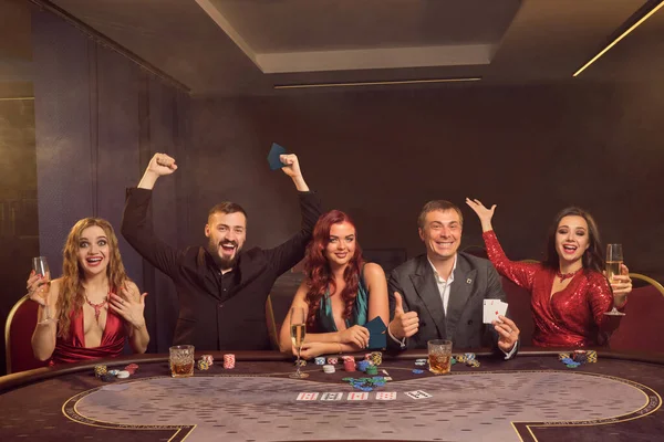 Optimističtí Kolegové Hrají Poker Kasinu Oslavují Své Vítězství Usmívají Vypadají — Stock fotografie
