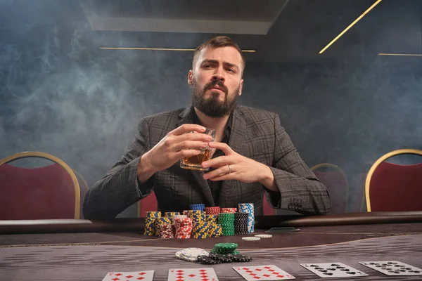Stilvoller Bärtiger Typ Klassischen Grauen Anzug Pokert Casino Rauch Tisch — Stockfoto