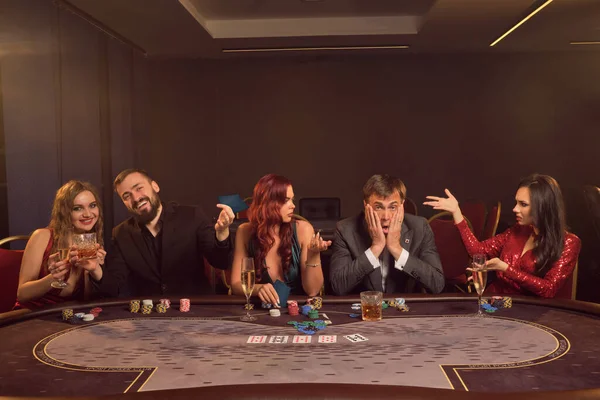 Veselí Kamarádi Hrají Poker Kasinu Dělají Sázky Čeká Velké Vítězství — Stock fotografie