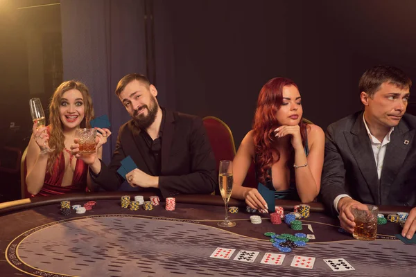 Felices Amigos Están Jugando Póquer Casino Están Haciendo Apuestas Esperando — Foto de Stock