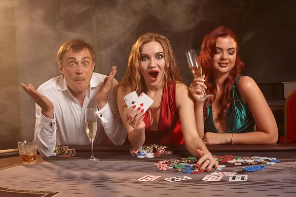 Skupina Mladých Kolegů Hrají Poker Kasinu Oslavují Své Vítězství Dívají — Stock fotografie