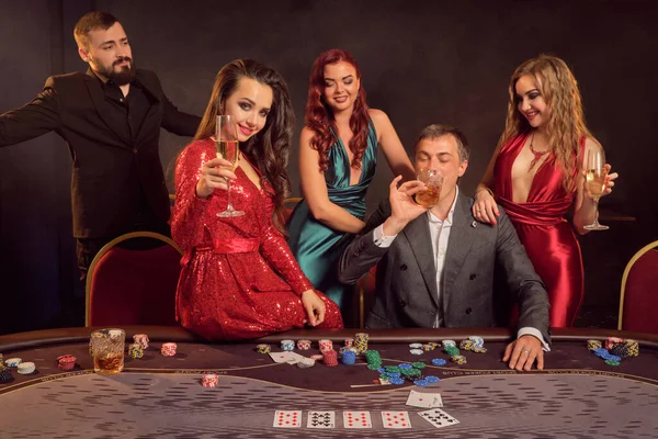 Radostní Spolužáci Hrají Poker Kasinu Oslavují Své Vítězství Usmívají Vypadají — Stock fotografie