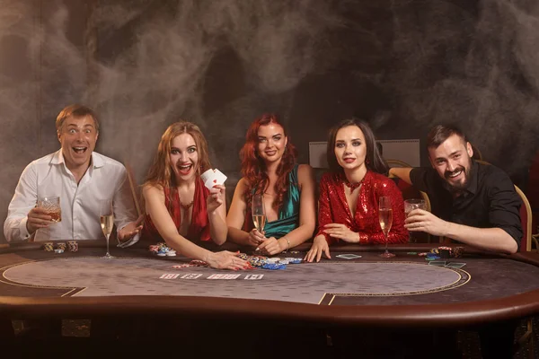 Veselí Kamarádi Hrají Poker Kasinu Oslavují Své Vítězství Usmívají Vypadají — Stock fotografie