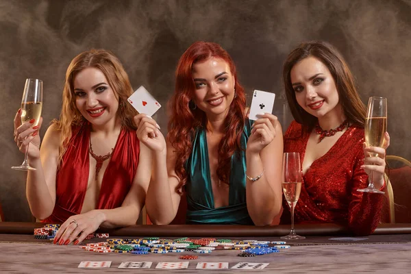 Three Gorgeous Girls Sexy Dresses Playing Poker Casino Celebrating Win — Stock Photo, Image