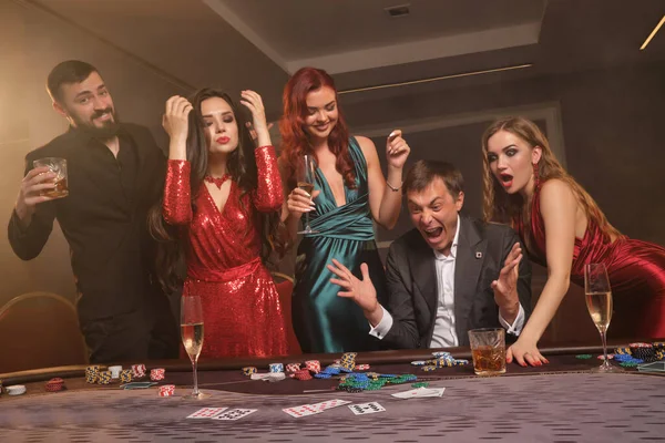 Nadšení Přátelé Hrají Poker Kasinu Oslavují Své Vítězství Usmívají Vypadají — Stock fotografie