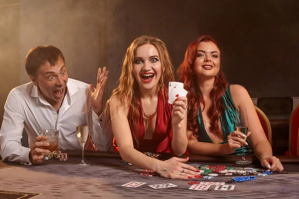 Grupo Amigos Divertidos Están Jugando Poker Casino Están Celebrando Victoria — Foto de Stock