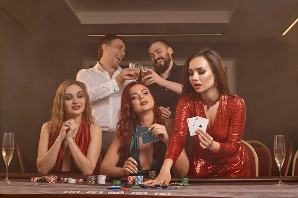 Skupina Nadšených Kolegů Hrají Poker Kasinu Oslavují Své Vítězství Dívají — Stock fotografie