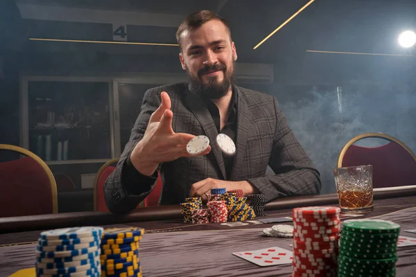 Snygg Skäggig Hane Klassisk Grå Kostym Spelar Poker Casino Rök — Stockfoto