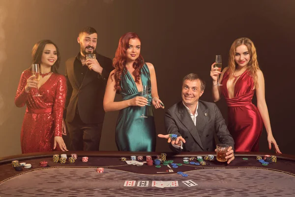 Šťastní Kolegové Hrají Poker Kasinu Oslavují Své Vítězství Usmívají Vypadají — Stock fotografie