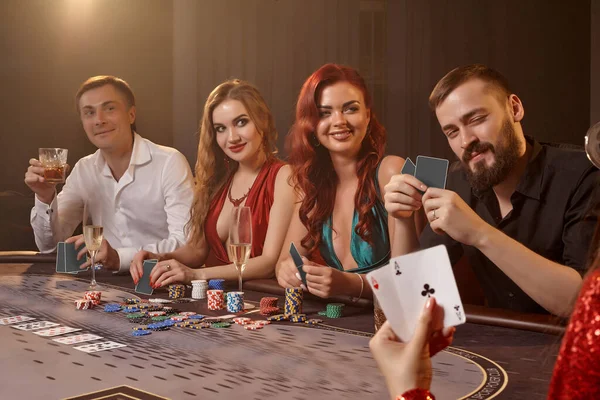 Enthusiastische Freunde Pokern Casino Die Jugend Wettet Auf Einen Großen — Stockfoto