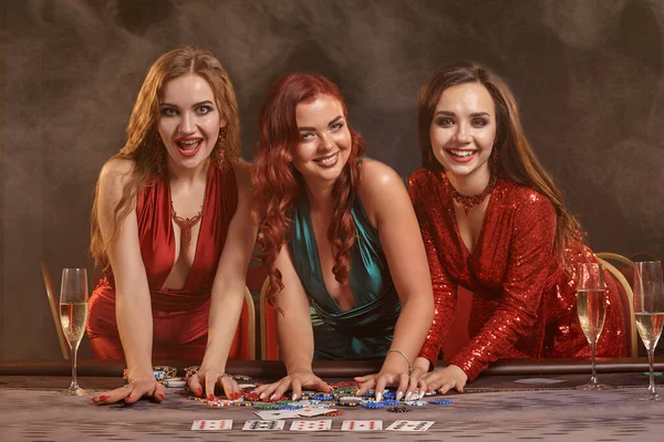 Tre Donne Affascinanti Abiti Sexy Stanno Giocando Poker Casinò Stanno — Foto Stock