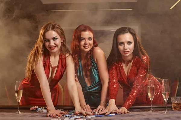 Tre Belle Donne Abiti Sexy Stanno Giocando Poker Casinò Stanno — Foto Stock