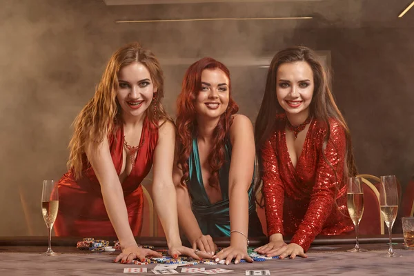 Tre Belle Donne Stanno Giocando Poker Casinò Stanno Celebrando Loro — Foto Stock