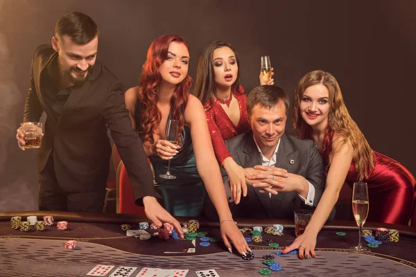 Vtipní Partneři Hrají Poker Kasinu Oslavují Své Vítězství Usmívají Vypadají — Stock fotografie