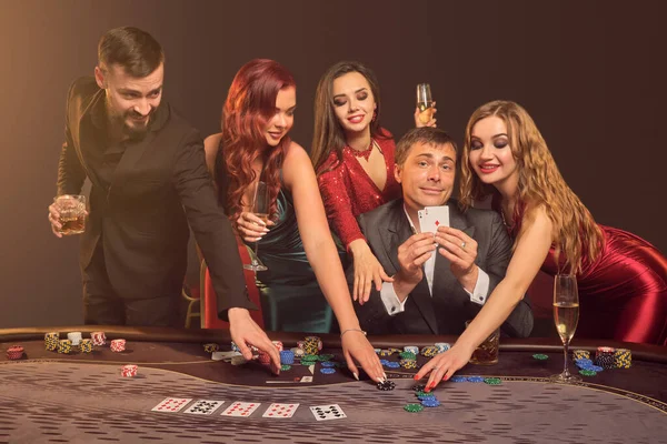 Lustige Kollegen Pokern Casino Sie Feiern Ihren Sieg Lächeln Und — Stockfoto