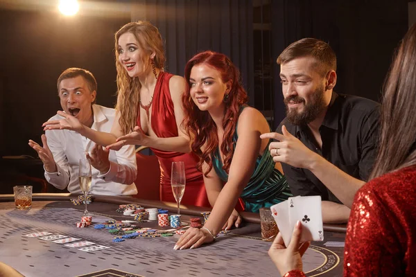 Χαρούμενοι Συμμαθητές Παίζουν Πόκερ Στο Καζίνο Νέοι Βάζουν Στοιχήματα Περιμένοντας — Φωτογραφία Αρχείου