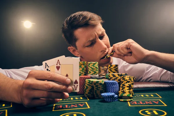 Närbild Skott Snygg Karl Vit Skjorta Spelar Poker Sitter Vid — Stockfoto