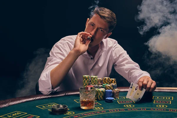 Stately Hane Vit Skjorta Spelar Poker Sitter Vid Bordet Kasino — Stockfoto
