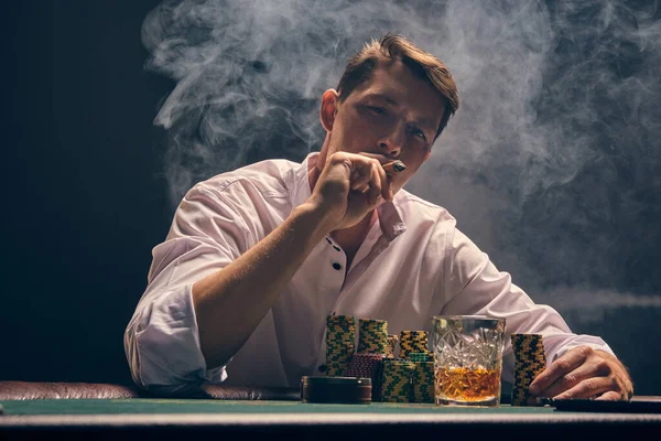 Snygg Person Vit Skjorta Spelar Poker Sittandes Vid Bordet Casino — Stockfoto