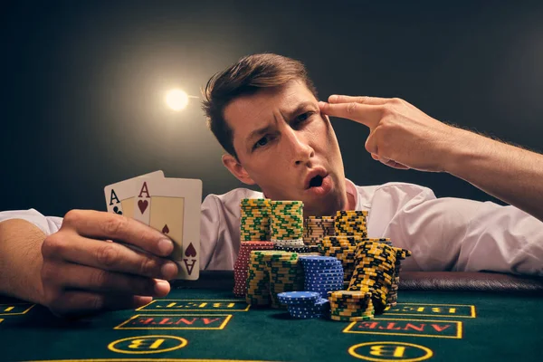 Närbild Skott Snygg Hane Vit Skjorta Spelar Poker Sitter Vid — Stockfoto