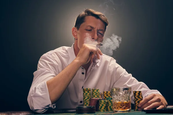 Elegant Hane Vit Skjorta Spelar Poker Sittandes Vid Bordet Casino — Stockfoto