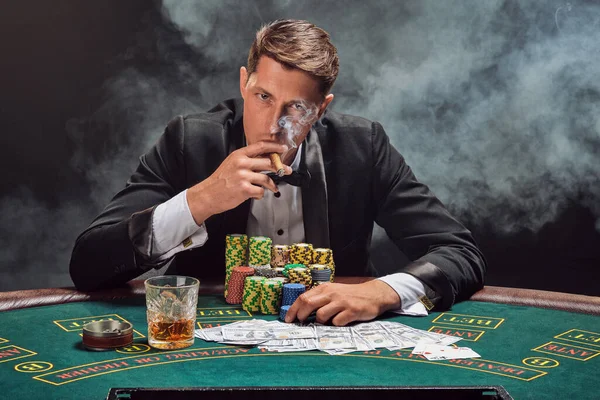 Snygg Man Svart Slassisk Kostym Och Vit Skjorta Spelar Poker — Stockfoto