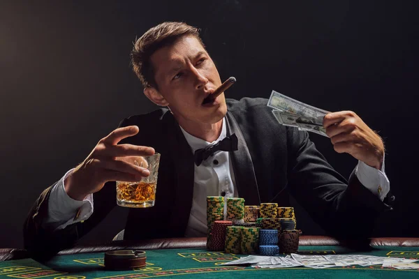 Hombre Guapo Traje Slassic Negro Camisa Blanca Está Jugando Póquer — Foto de Stock