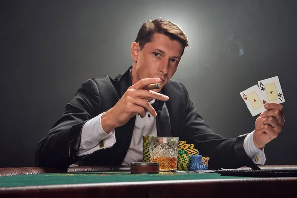 Strettamente Ragazzo Abito Slassic Nero Camicia Bianca Sta Giocando Poker — Foto Stock