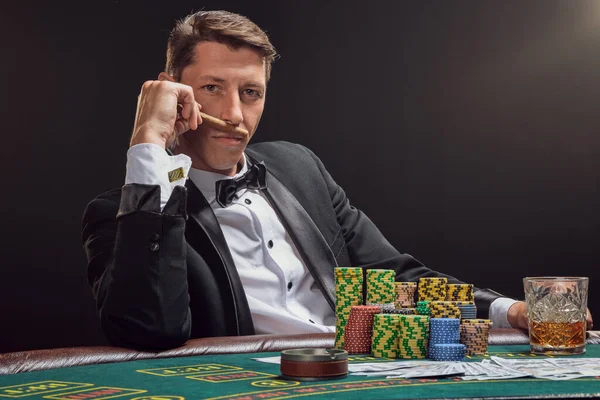 Arrogant Kille Svart Slassisk Kostym Och Vit Skjorta Spelar Poker — Stockfoto