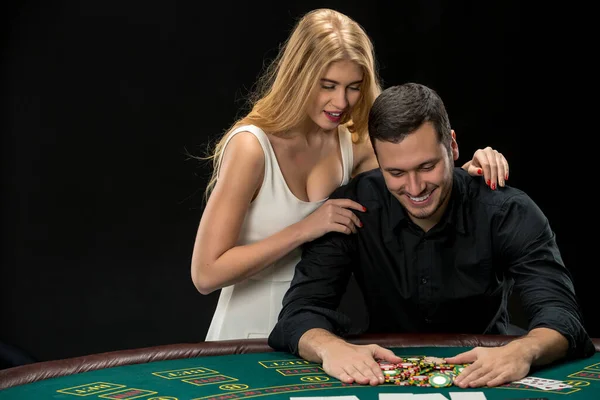 Genç Çift Poker Oynuyor Kumarhanede Iyi Vakit Geçiriyor Erkek Kazandıktan — Stok fotoğraf