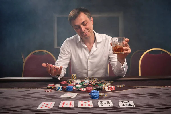 Hombre Emocional Guapo Una Camisa Blanca Está Jugando Póquer Sentado — Foto de Stock