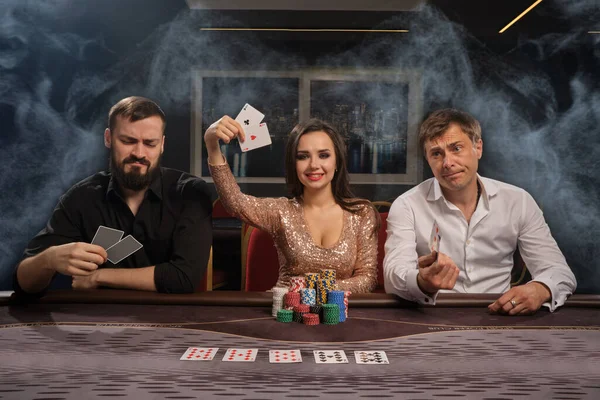 Amigos Alegres Están Jugando Póquer Casino Humo Chica Ganado Mostrando — Foto de Stock