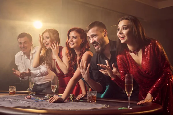 Skupina Mladých Veselých Přátel Radují Svého Pokerového Vítězství Kasinu Paprsku — Stock fotografie